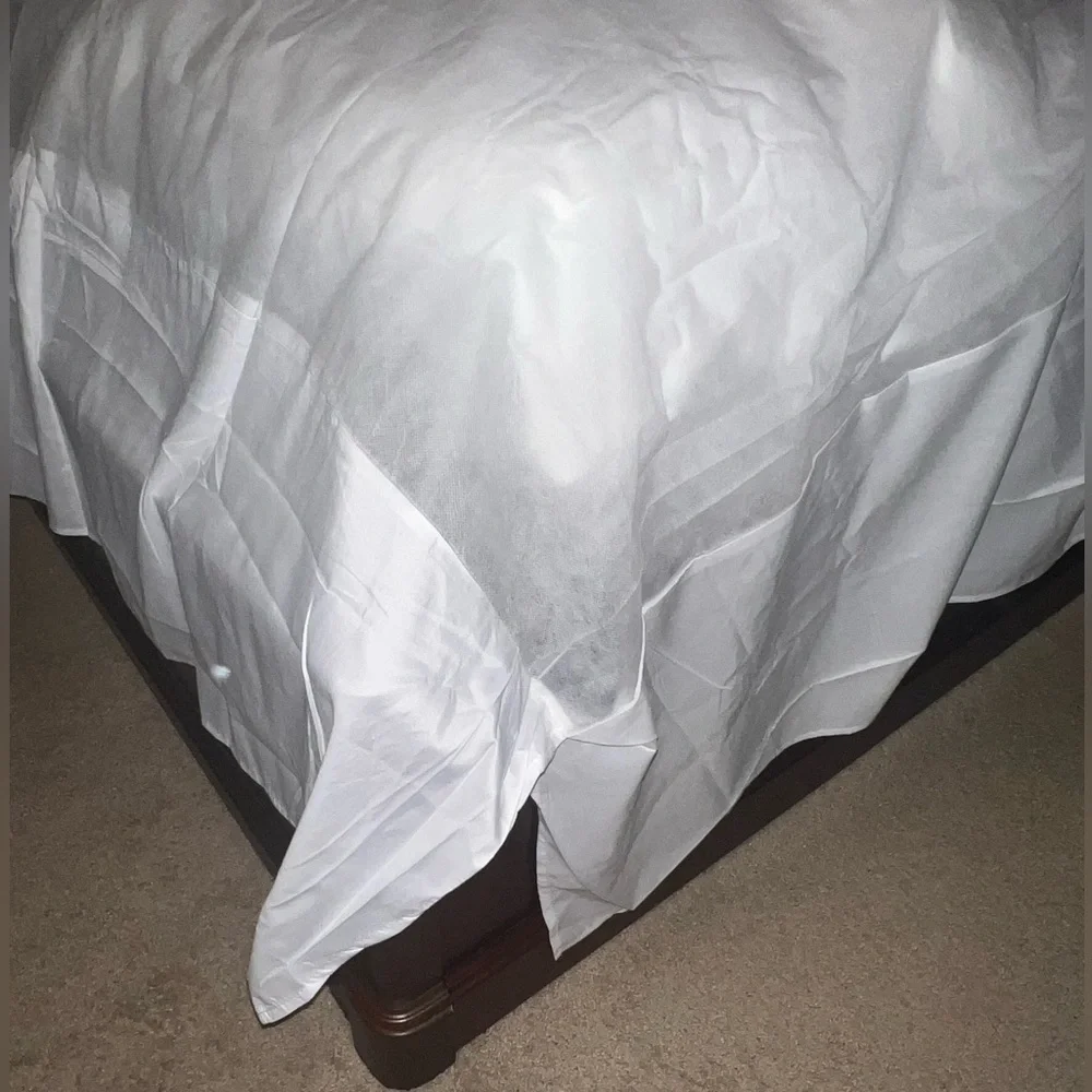 Elegant White Comforter by [Brand]